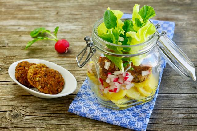 Bio-Tofu-Burger im Glas mit Radieschen-Salsa und Kartoffelsalat